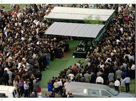 selena funeral|3 April, 1995 ~ Selenas funeral